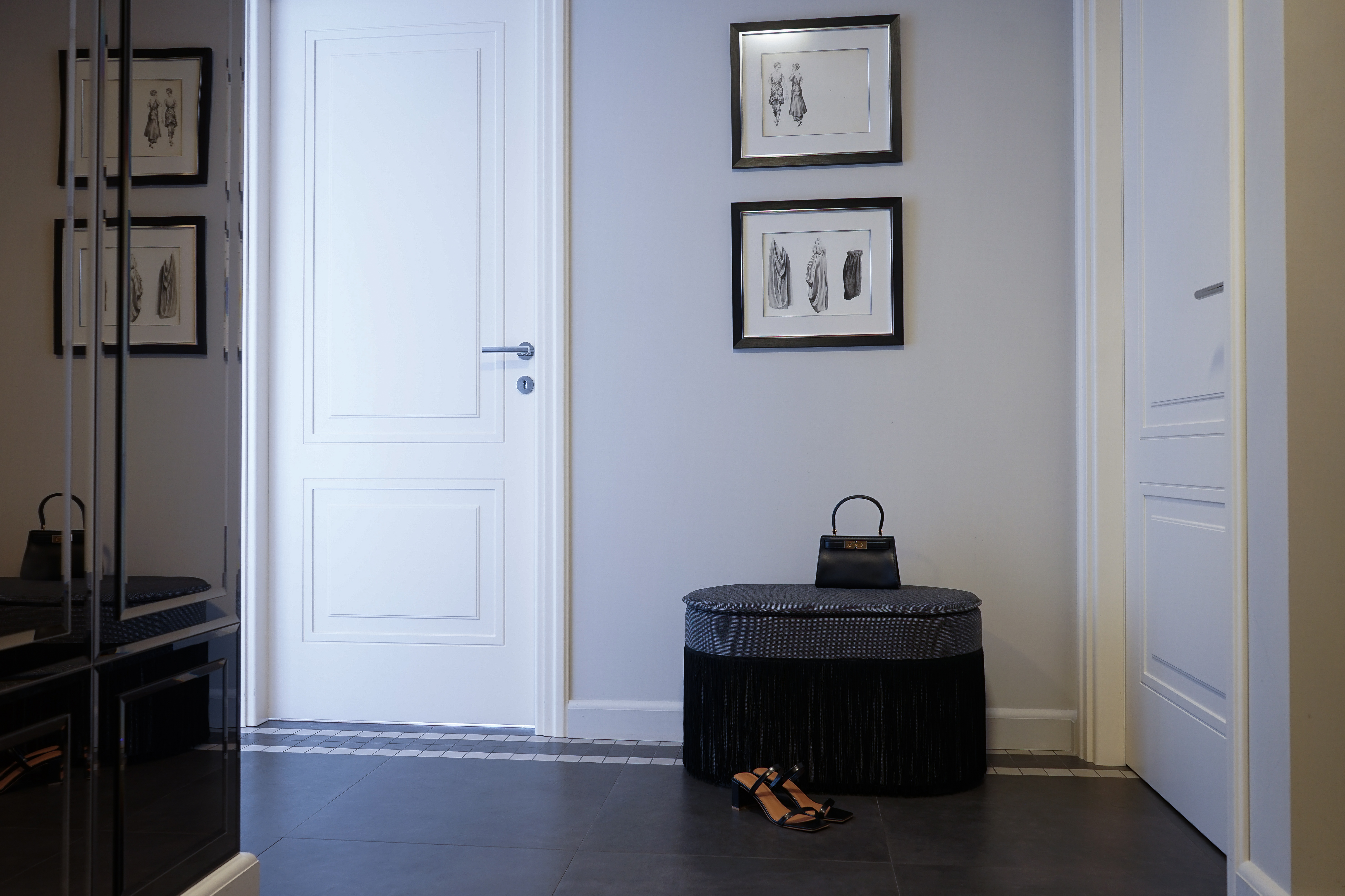 Квартира для приемов в стиле ар-деко для молодой семейной пары с ребенком в стиле парижских салонов.