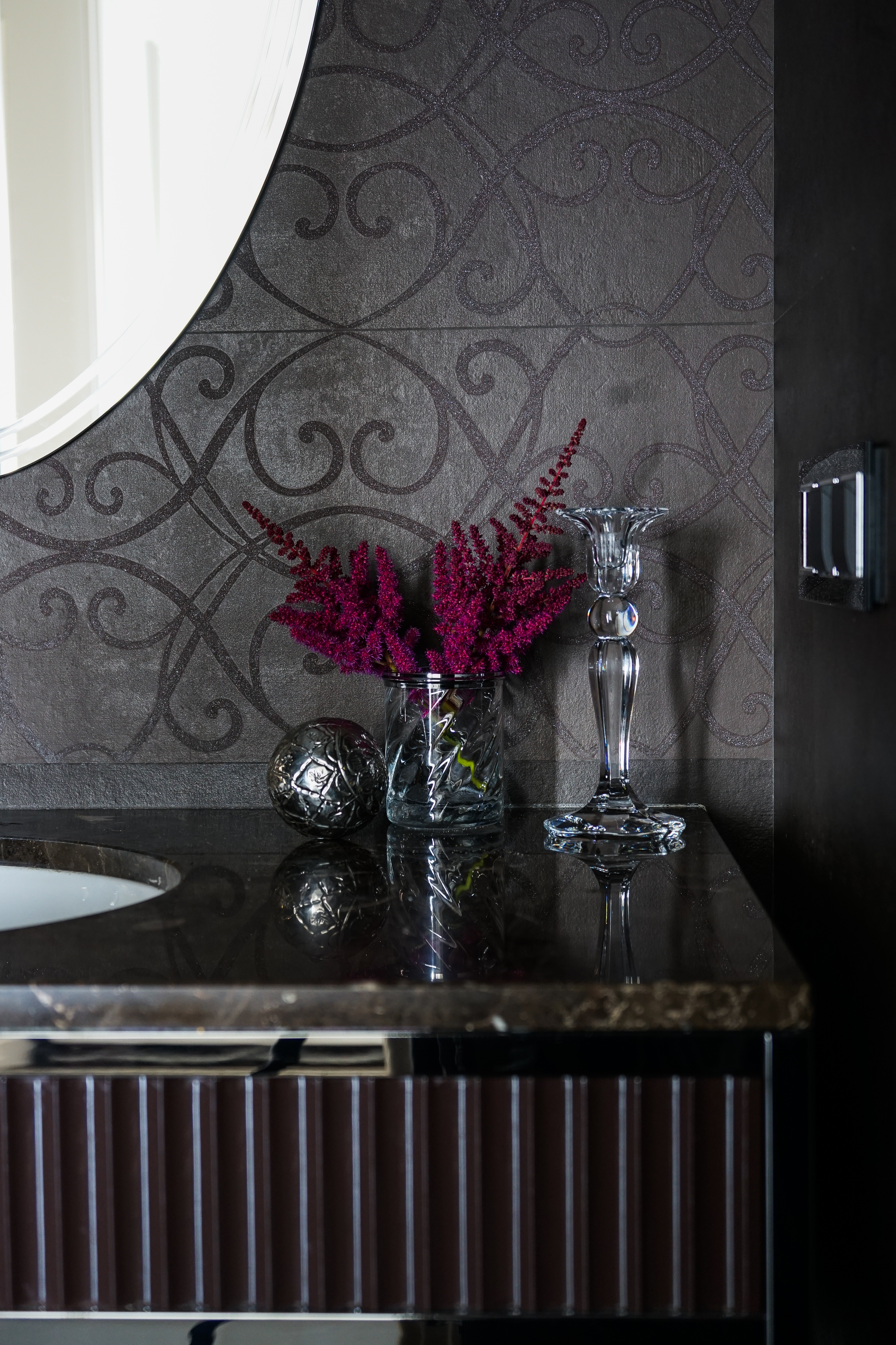 Квартира для приемов в стиле ар-деко для молодой семейной пары с ребенком в стиле парижских салонов.