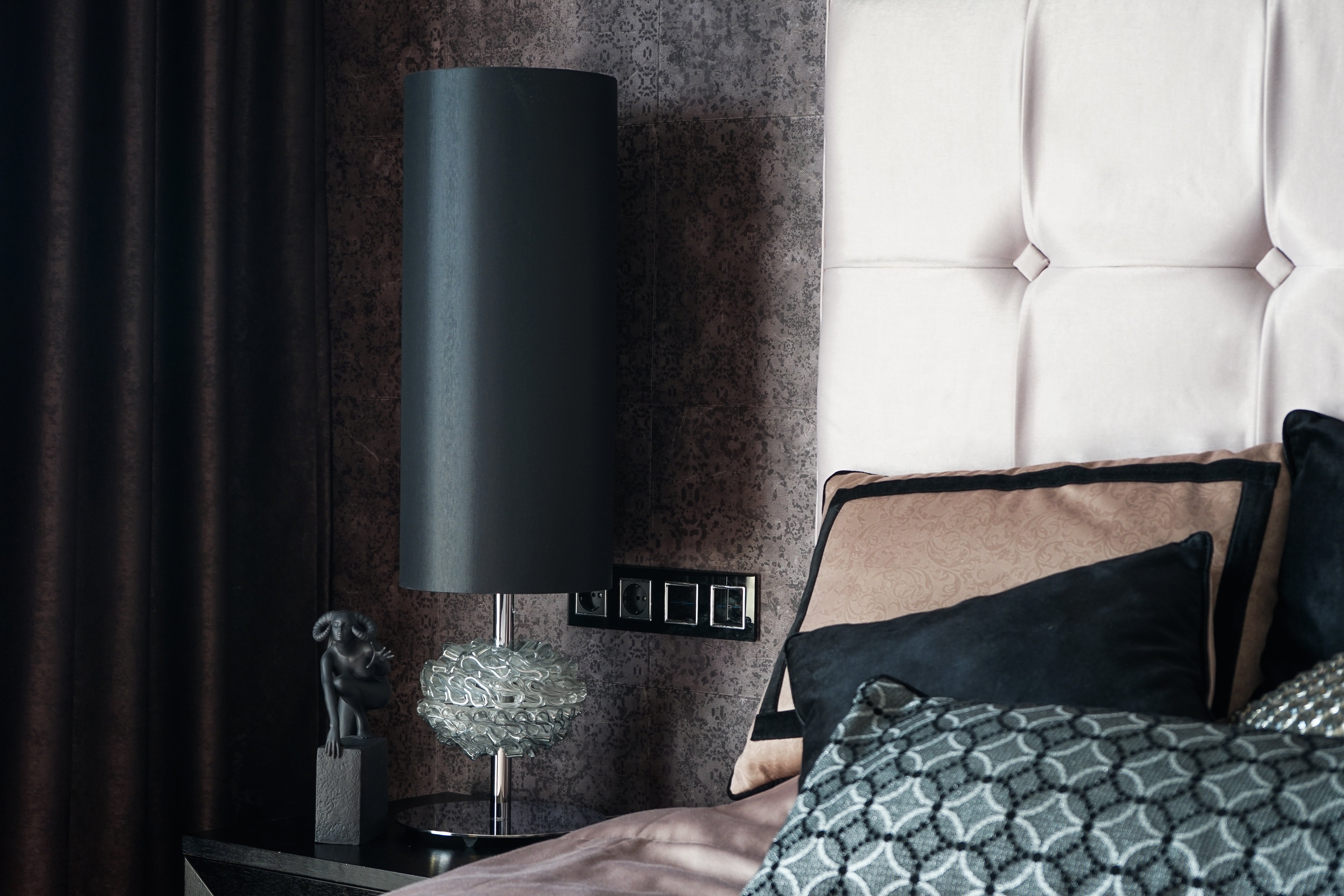 Квартира для приемов в стиле ар-деко для молодой семейной пары с ребенком в стиле парижских салонов.