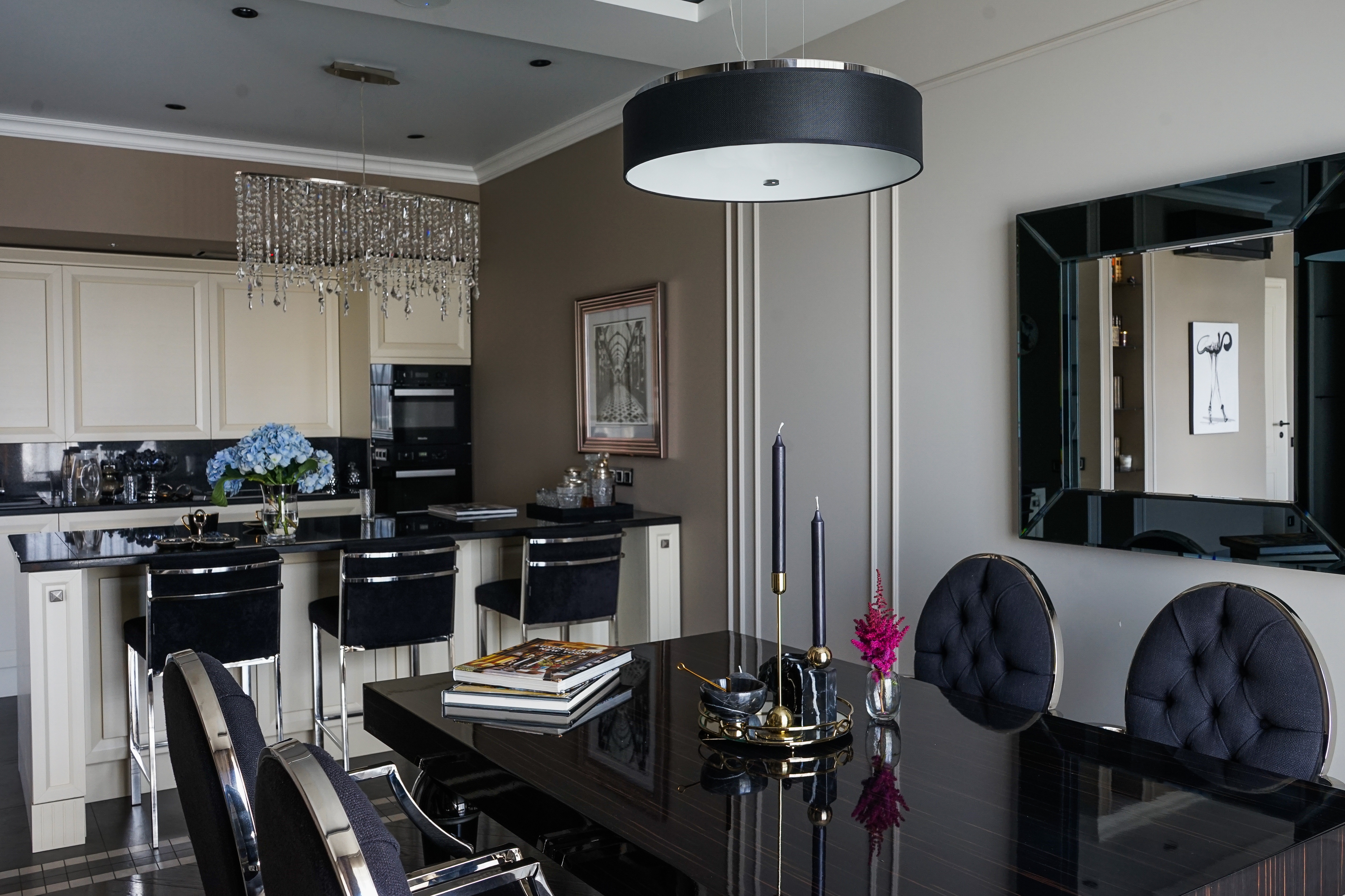 Квартира для приемов в стиле ар-деко для молодой семейной пары с ребенком в стиле парижских салонов.