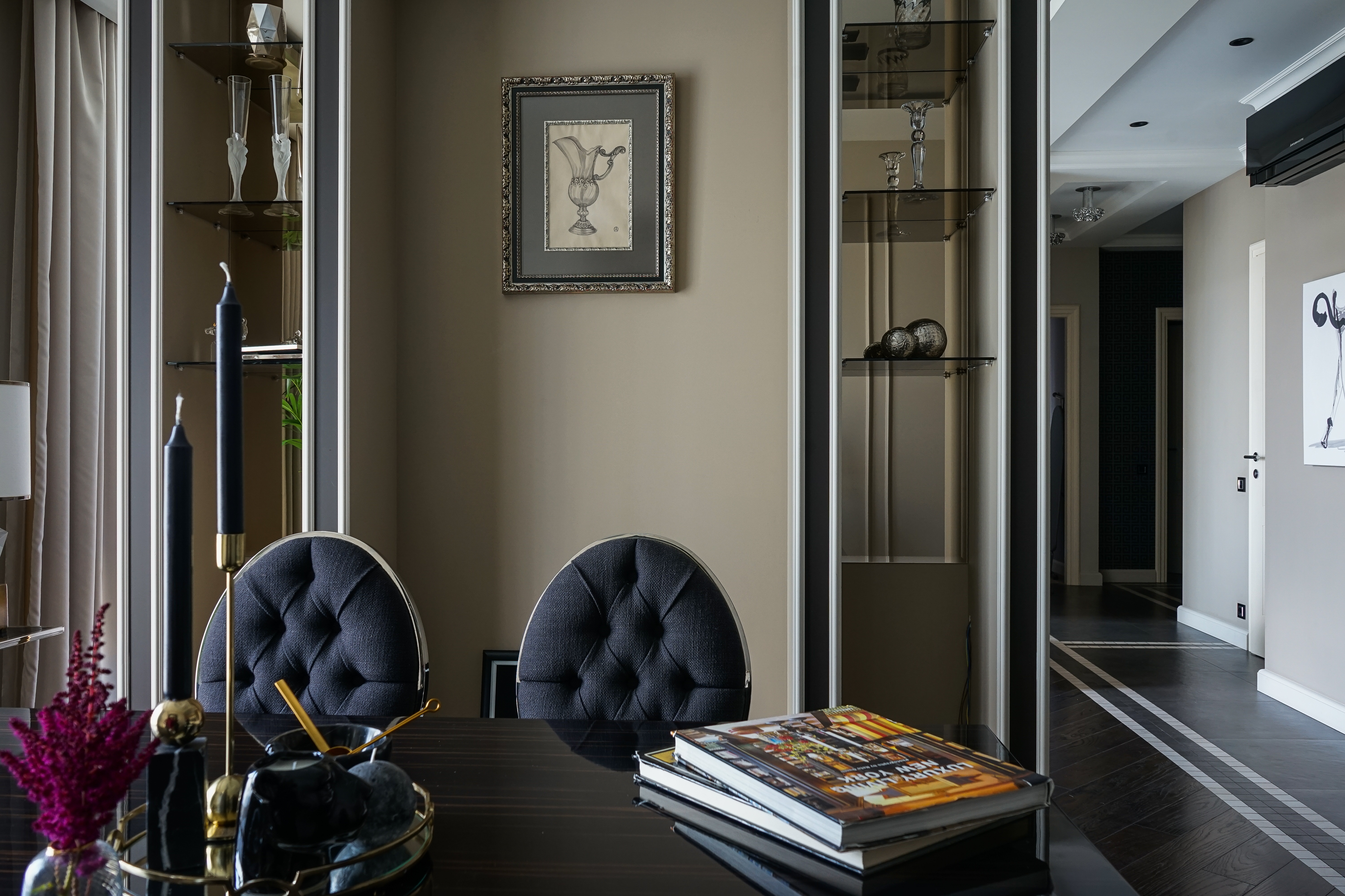 Квартира для приемов в стиле ар-деко для молодой семейной пары с ребенком в стиле парижских салонов.