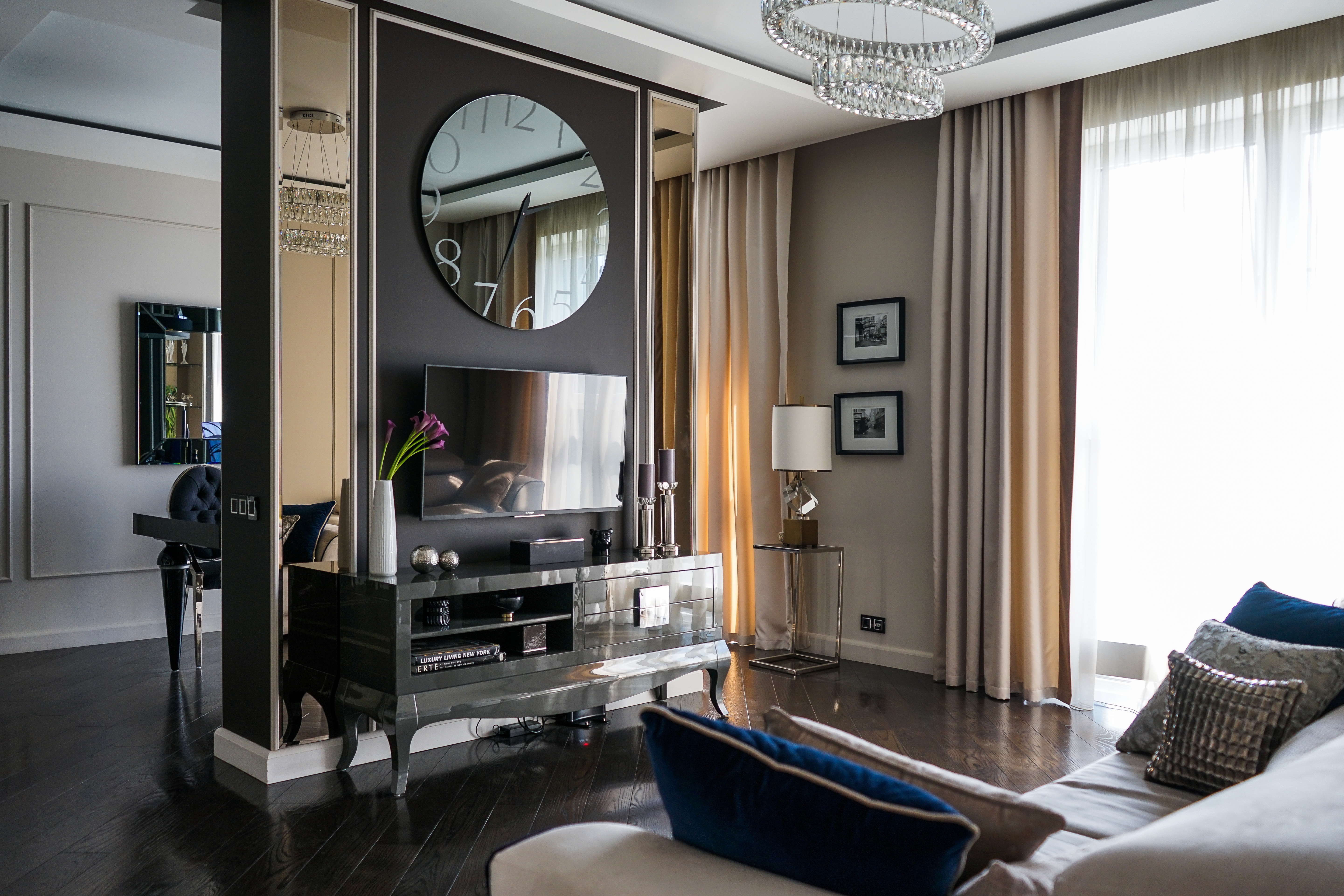 Квартира для приемов в стиле ар-деко для молодой семейной пары с ребенком в стиле парижских салонов.