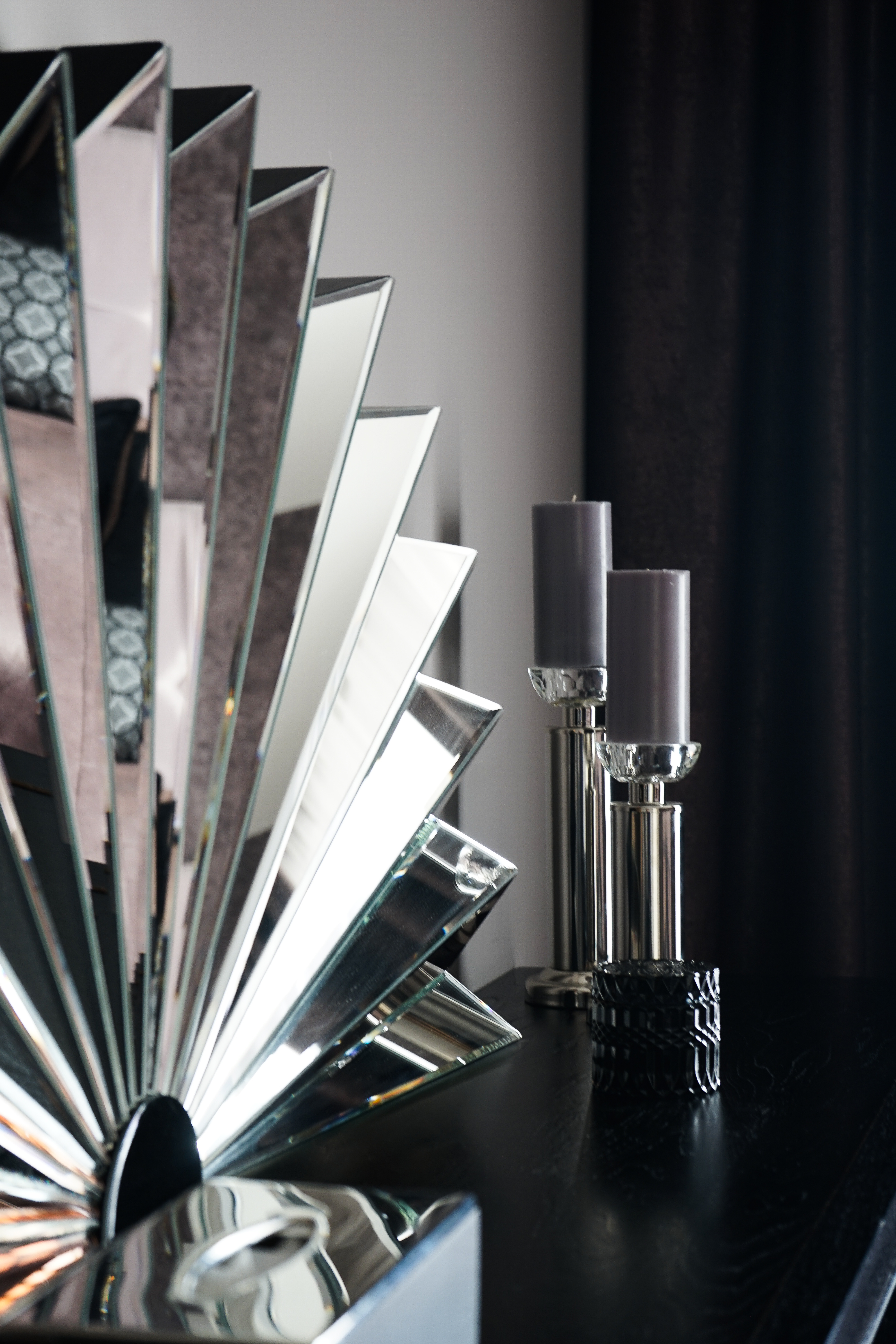 Квартира для приемов в стиле ар-деко для молодой семейной пары с ребенком в стиле парижских салонов.