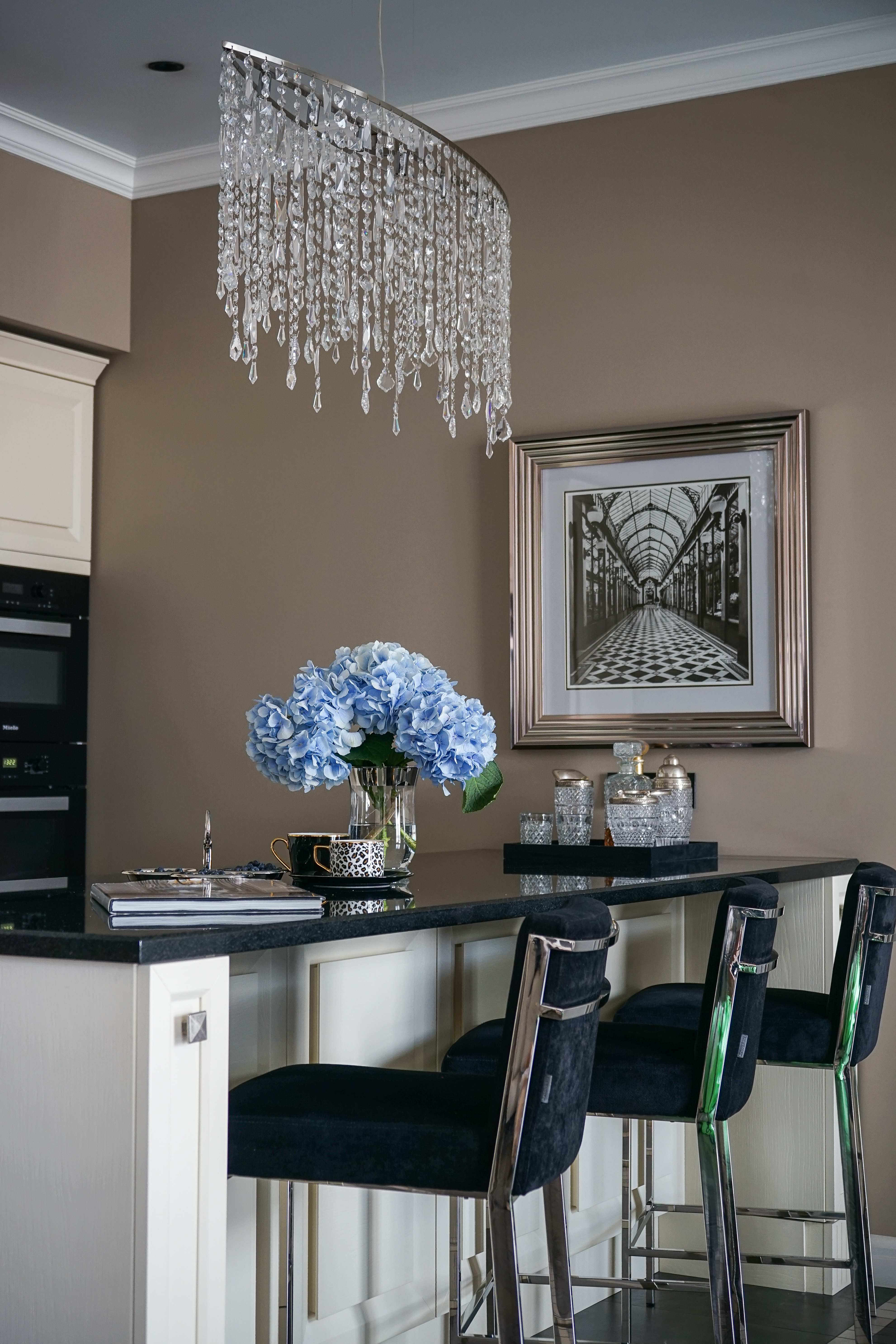 Квартира для приемов в стиле ар-деко для молодой семейной пары с ребенком в стиле парижских салонов.