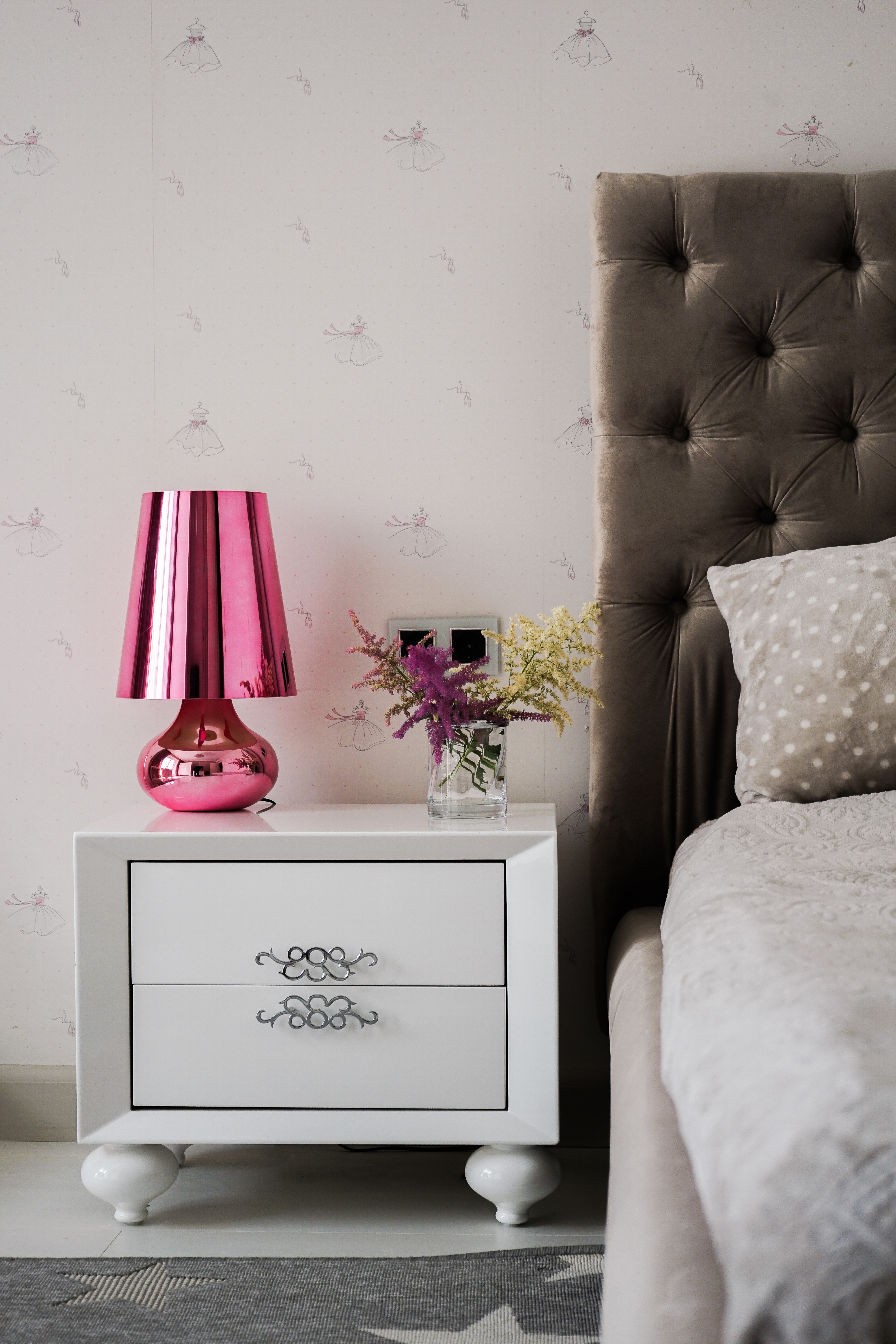 Квартира для приемов в стиле ар-деко для молодой семейной пары с ребенком в стиле парижских салонов.