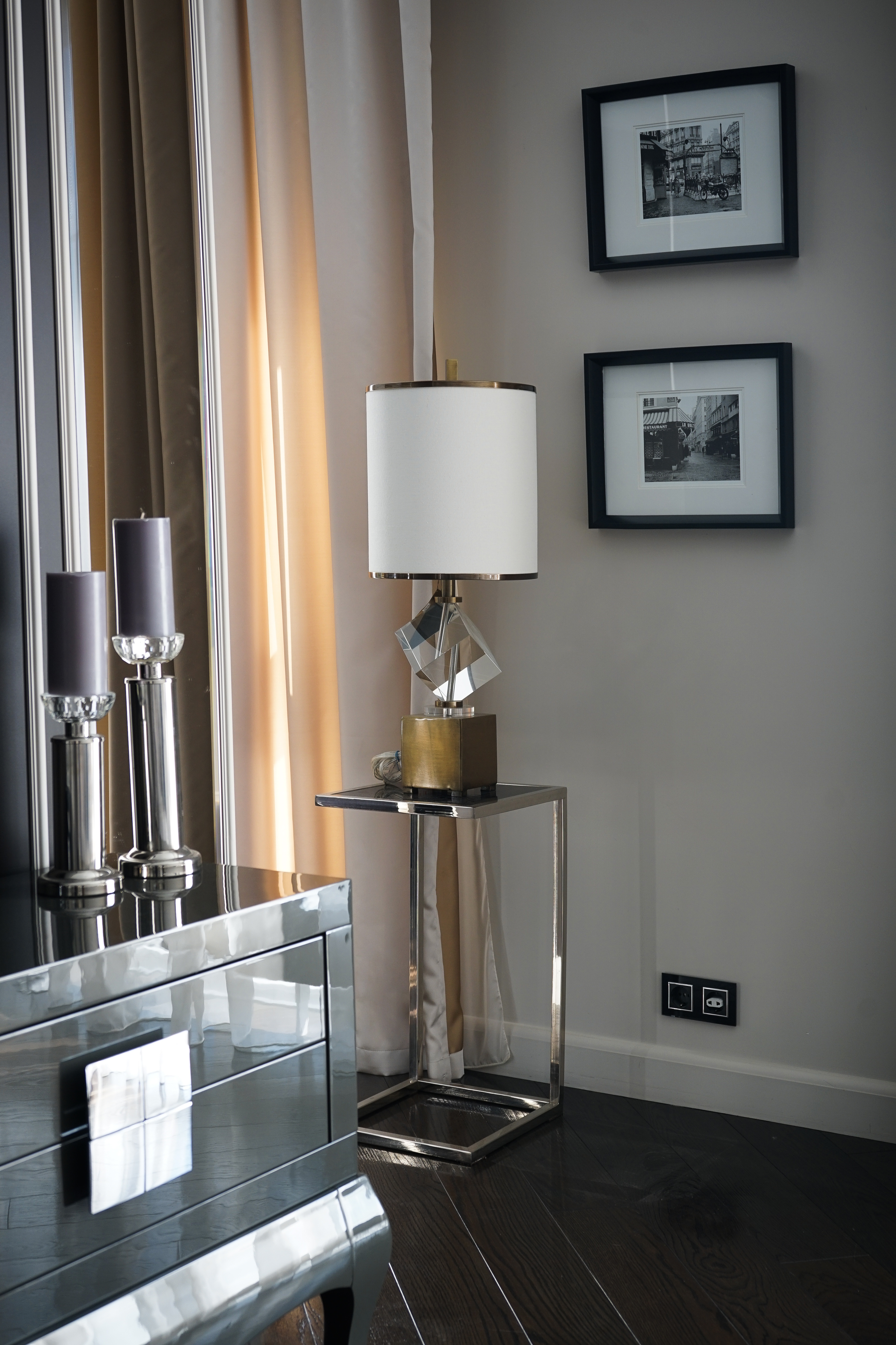 Квартира для приемов в стиле ар-деко для молодой семейной пары с ребенком в стиле парижских салонов.