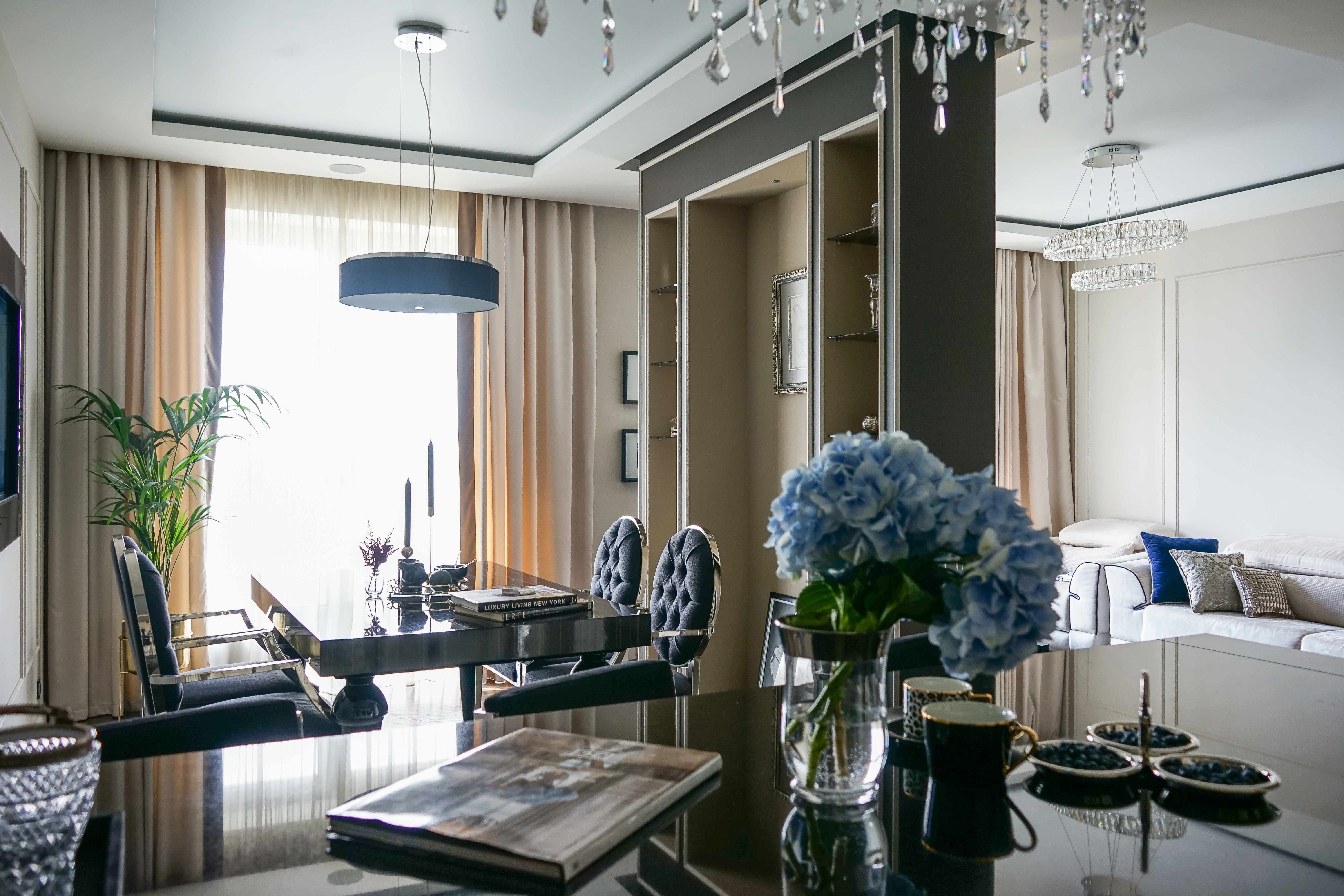 Квартира для приемов в стиле ар-деко для молодой семейной пары с ребенком в стиле парижских салонов.