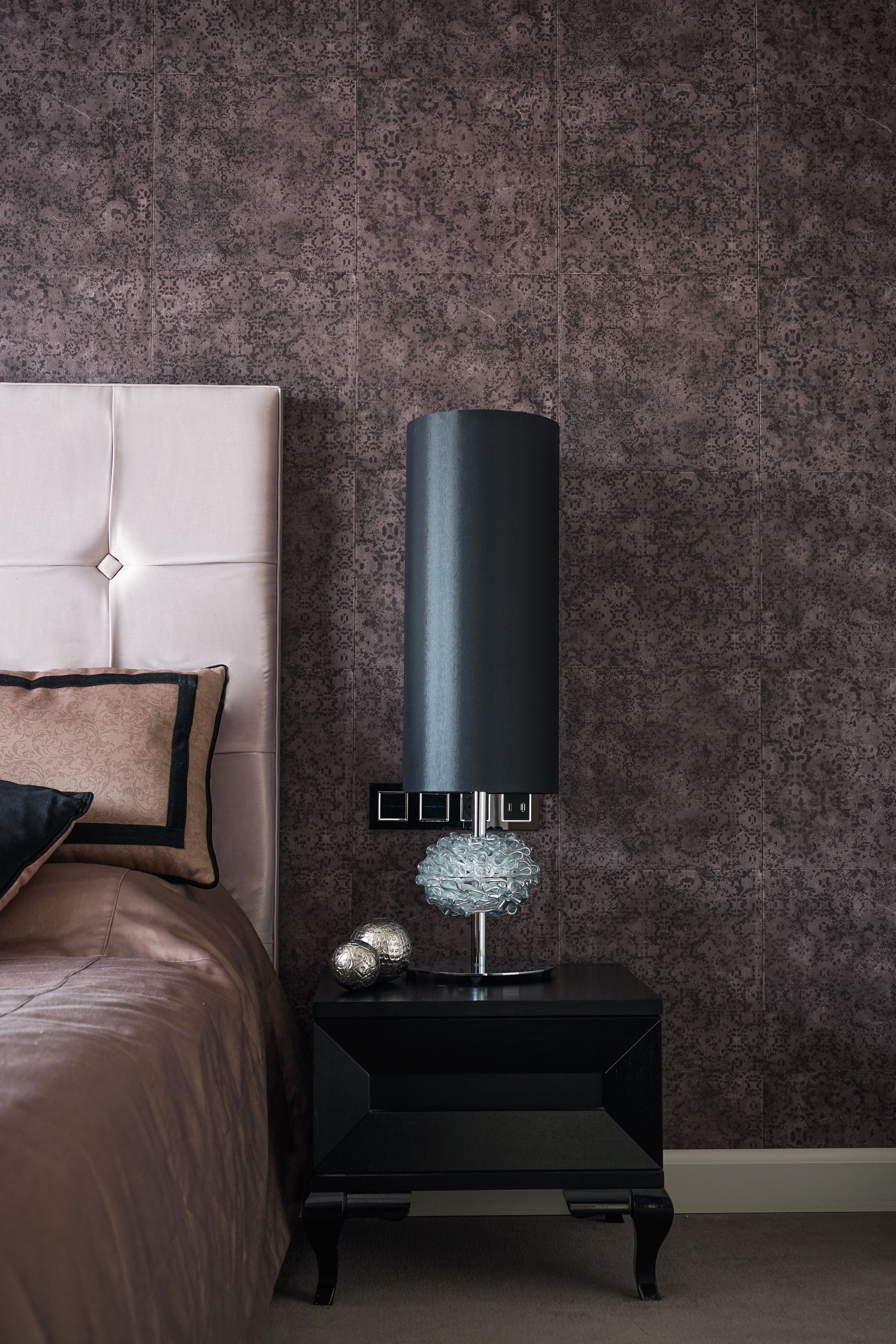 Квартира для приемов в стиле ар-деко для молодой семейной пары с ребенком в стиле парижских салонов.