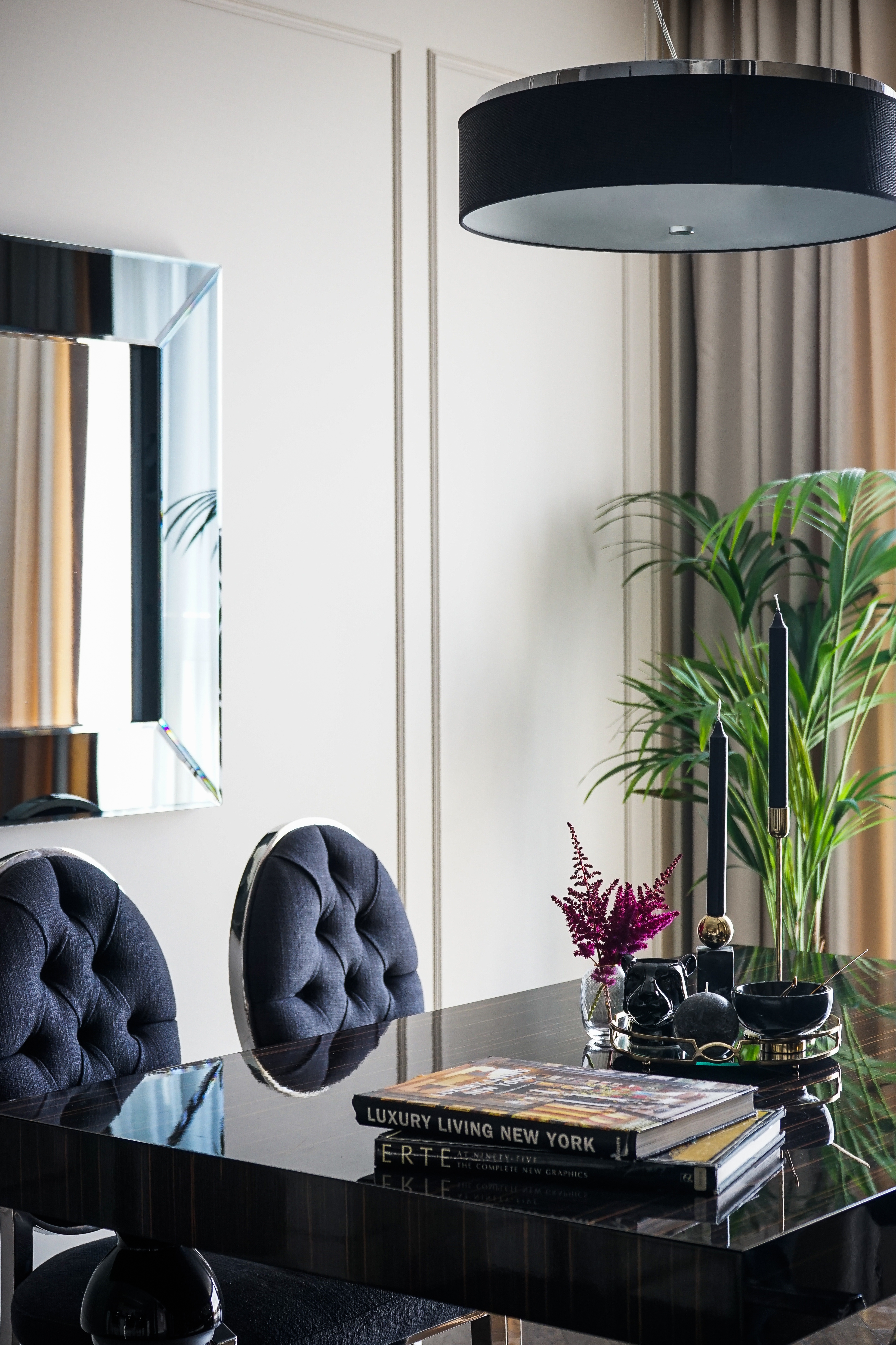 Квартира для приемов в стиле ар-деко для молодой семейной пары с ребенком в стиле парижских салонов.