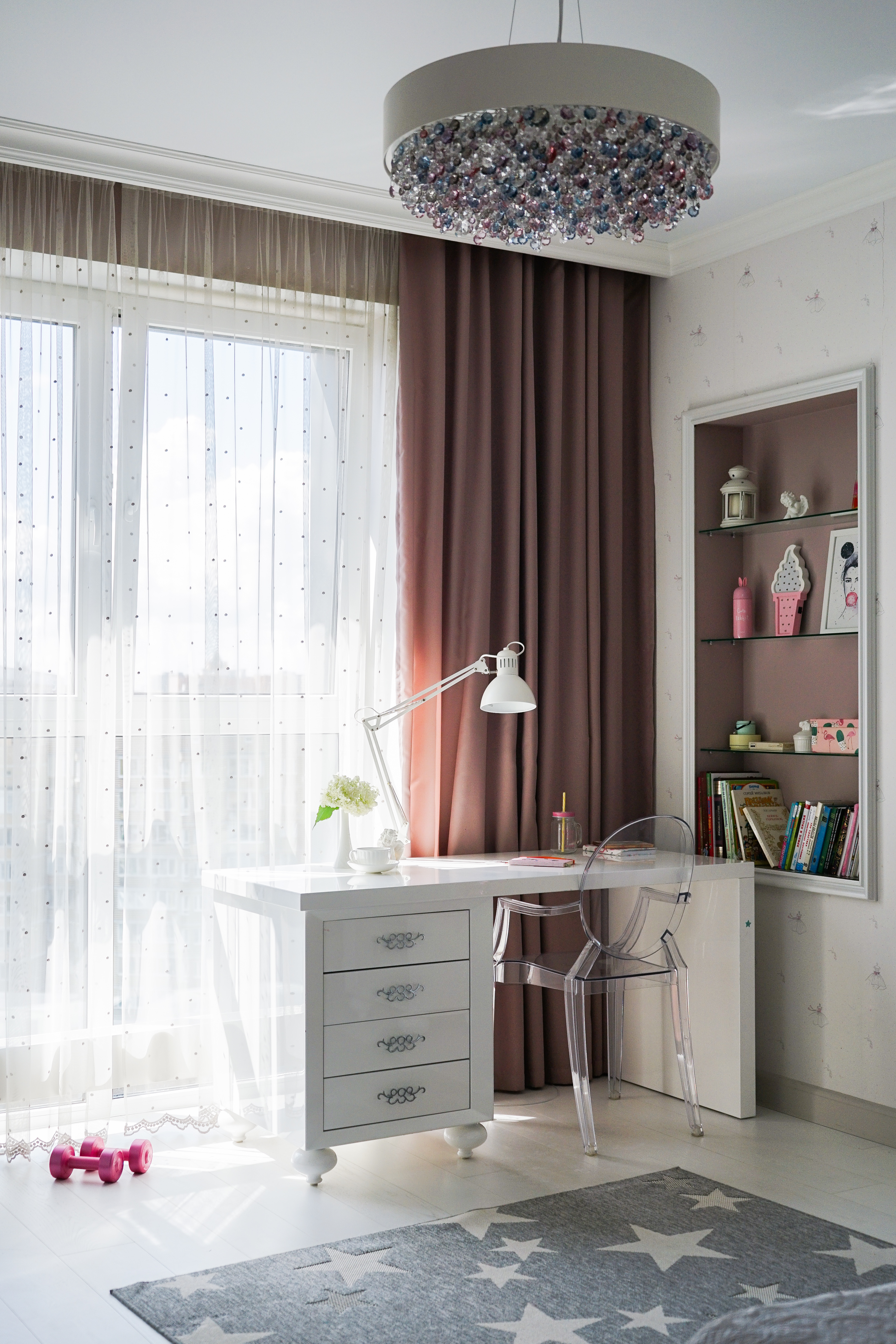 Квартира для приемов в стиле ар-деко для молодой семейной пары с ребенком в стиле парижских салонов.