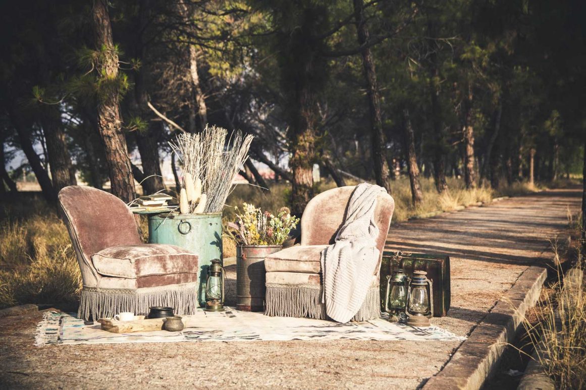 Бежевое бархатное кресло Velvet