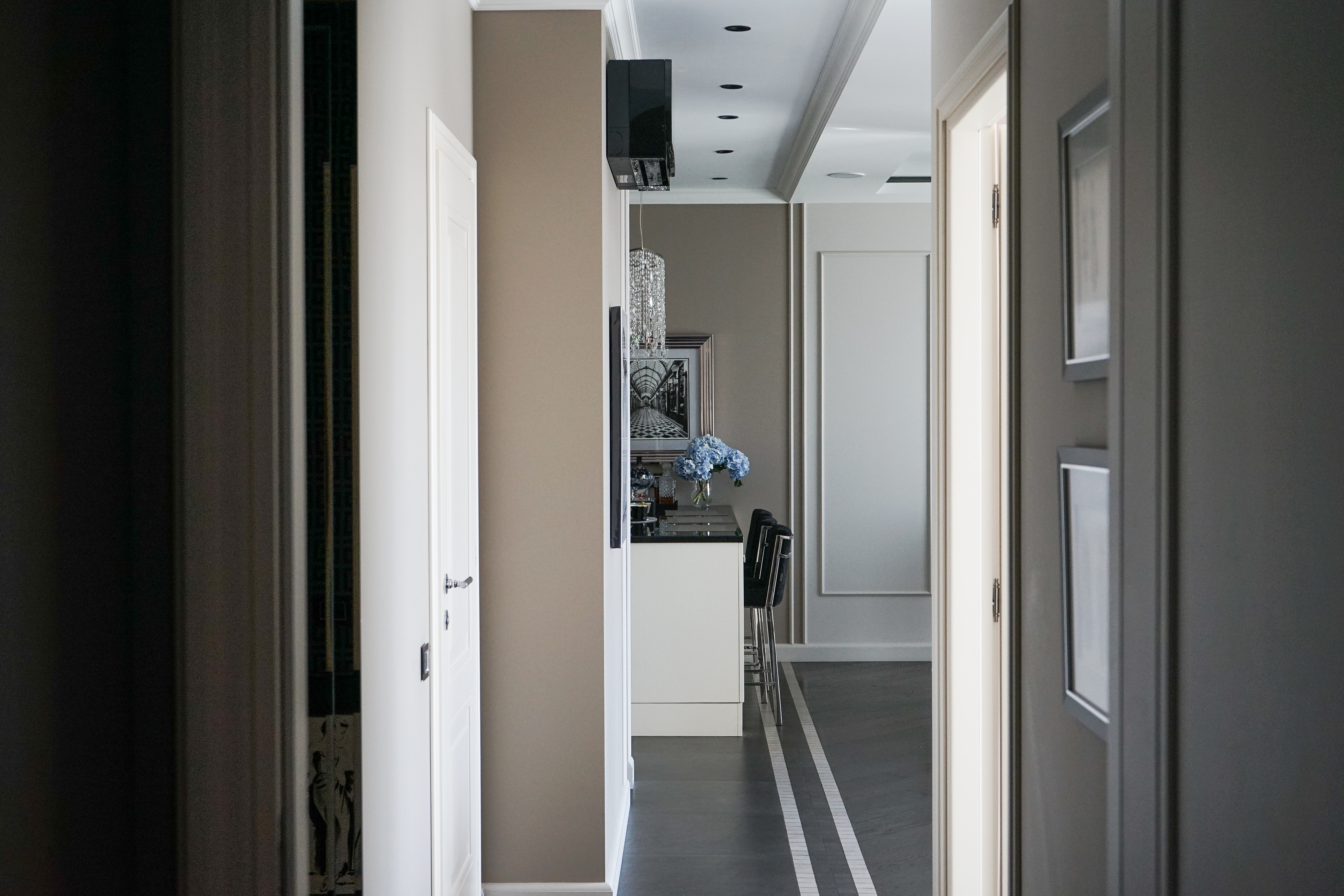 Квартира для приемов в стиле ар-деко для молодой семейной пары с ребенком в стиле парижских салонов.