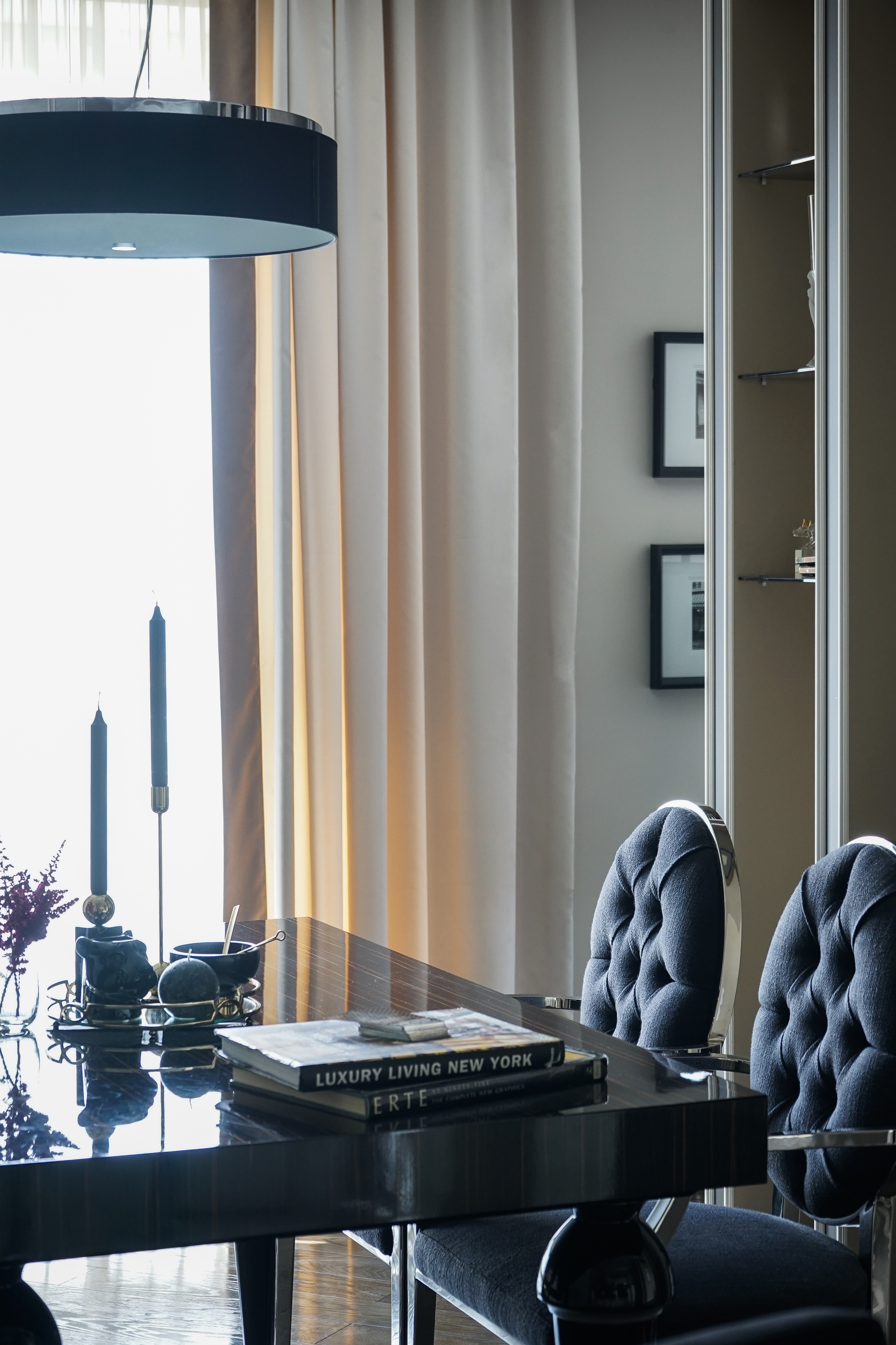 Квартира для приемов в стиле ар-деко для молодой семейной пары с ребенком в стиле парижских салонов.