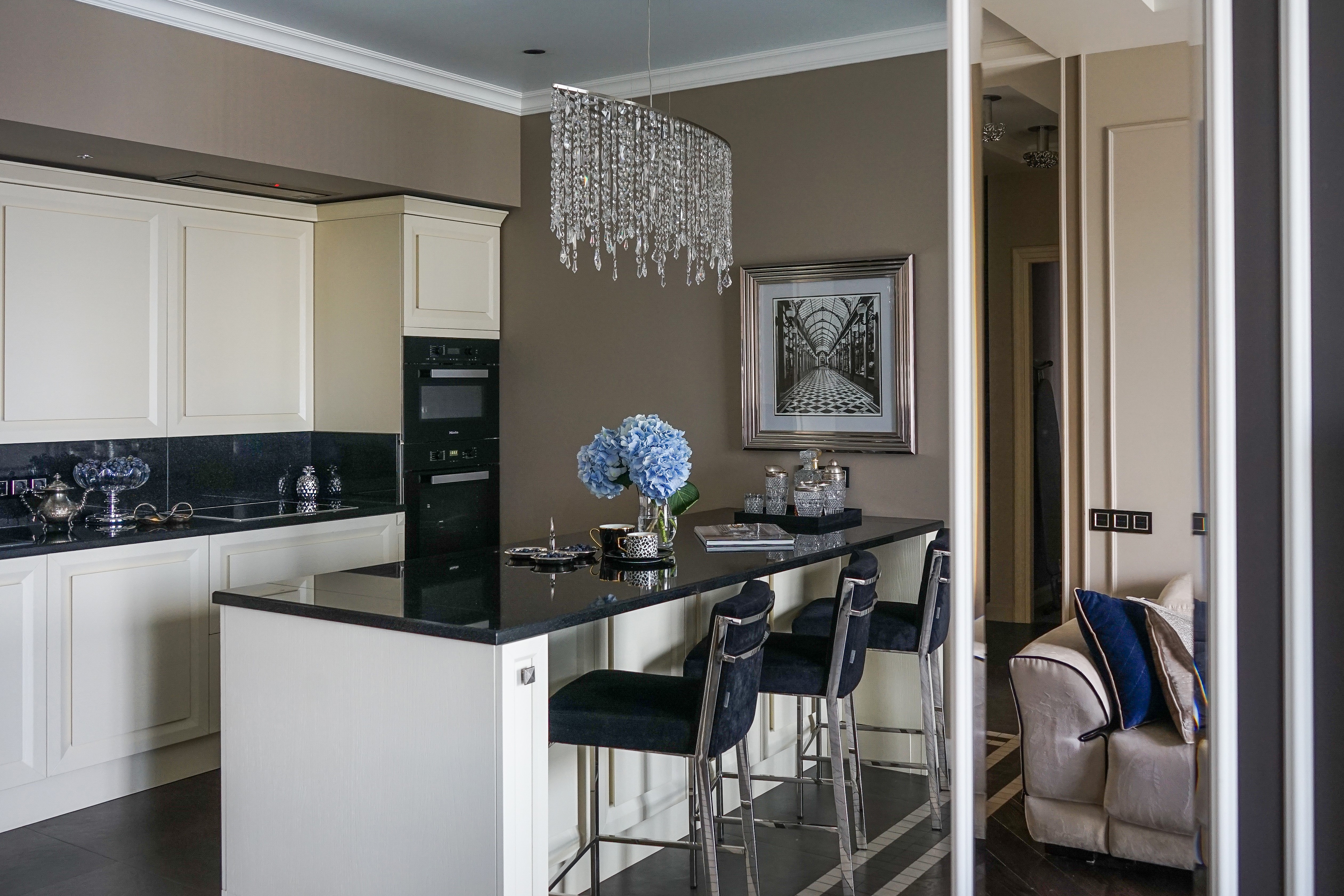 Квартира для приемов в стиле ар-деко для молодой семейной пары с ребенком в стиле парижских салонов.