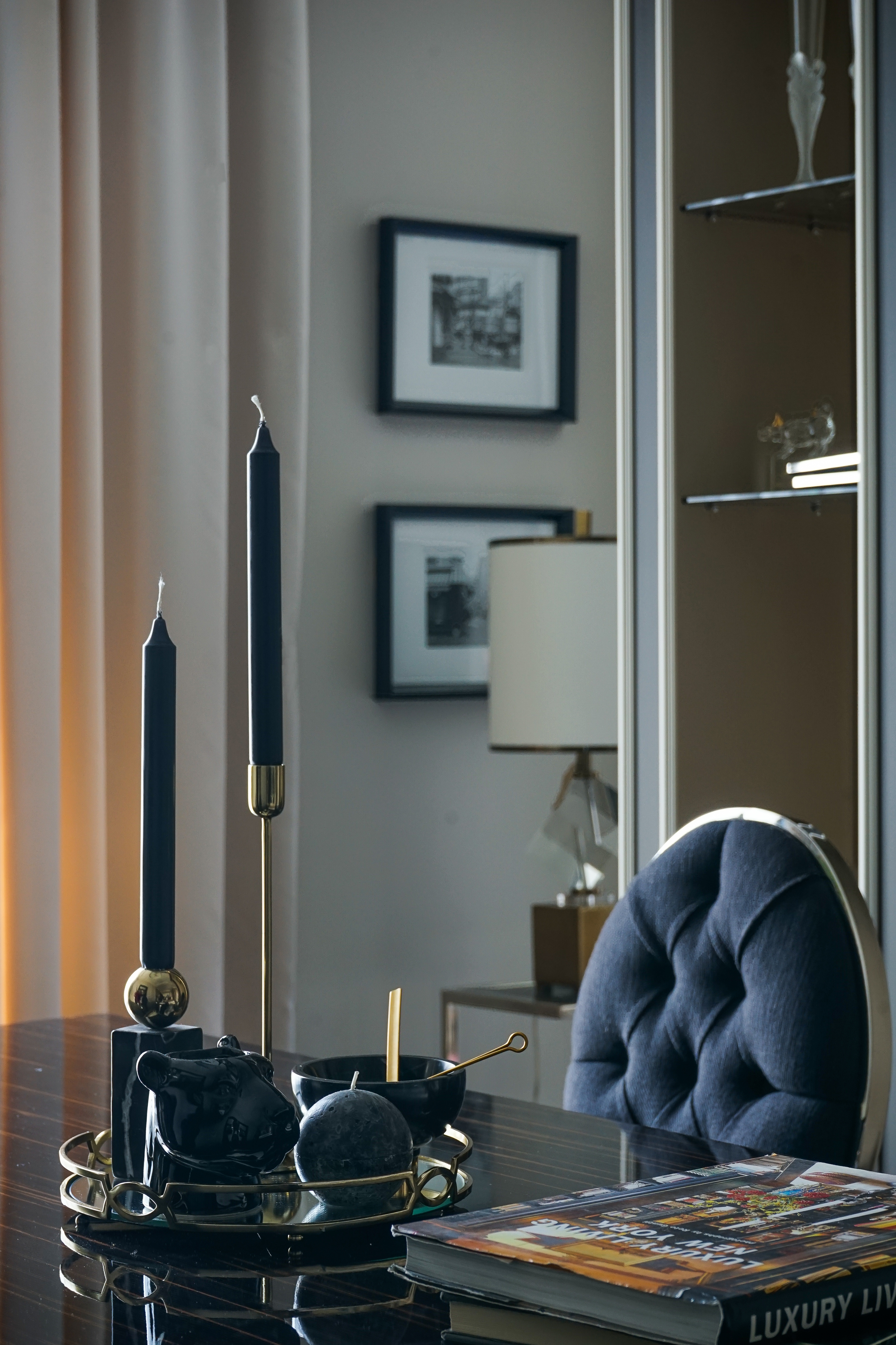 Квартира для приемов в стиле ар-деко для молодой семейной пары с ребенком в стиле парижских салонов.