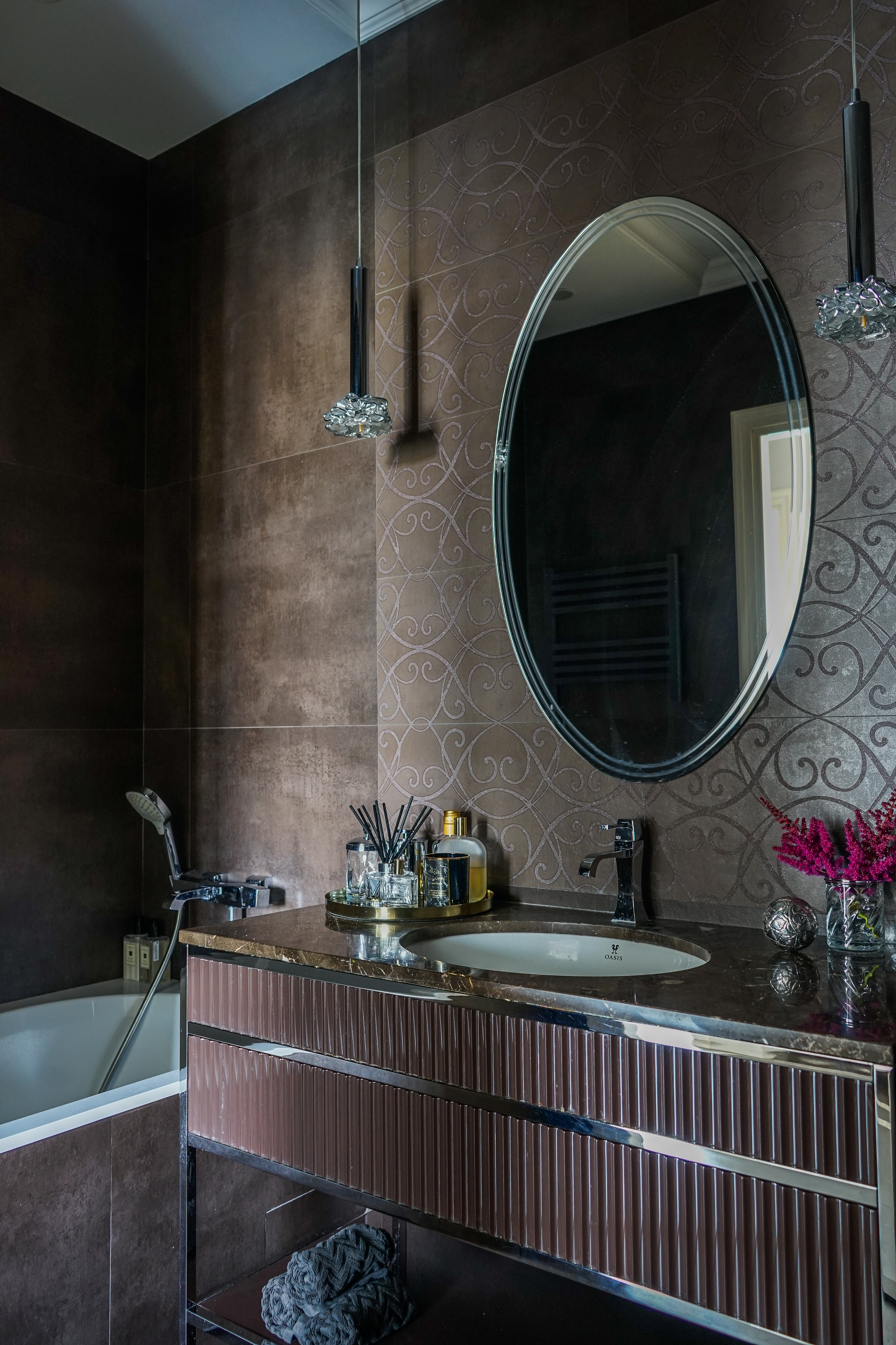 Квартира для приемов в стиле ар-деко для молодой семейной пары с ребенком в стиле парижских салонов.