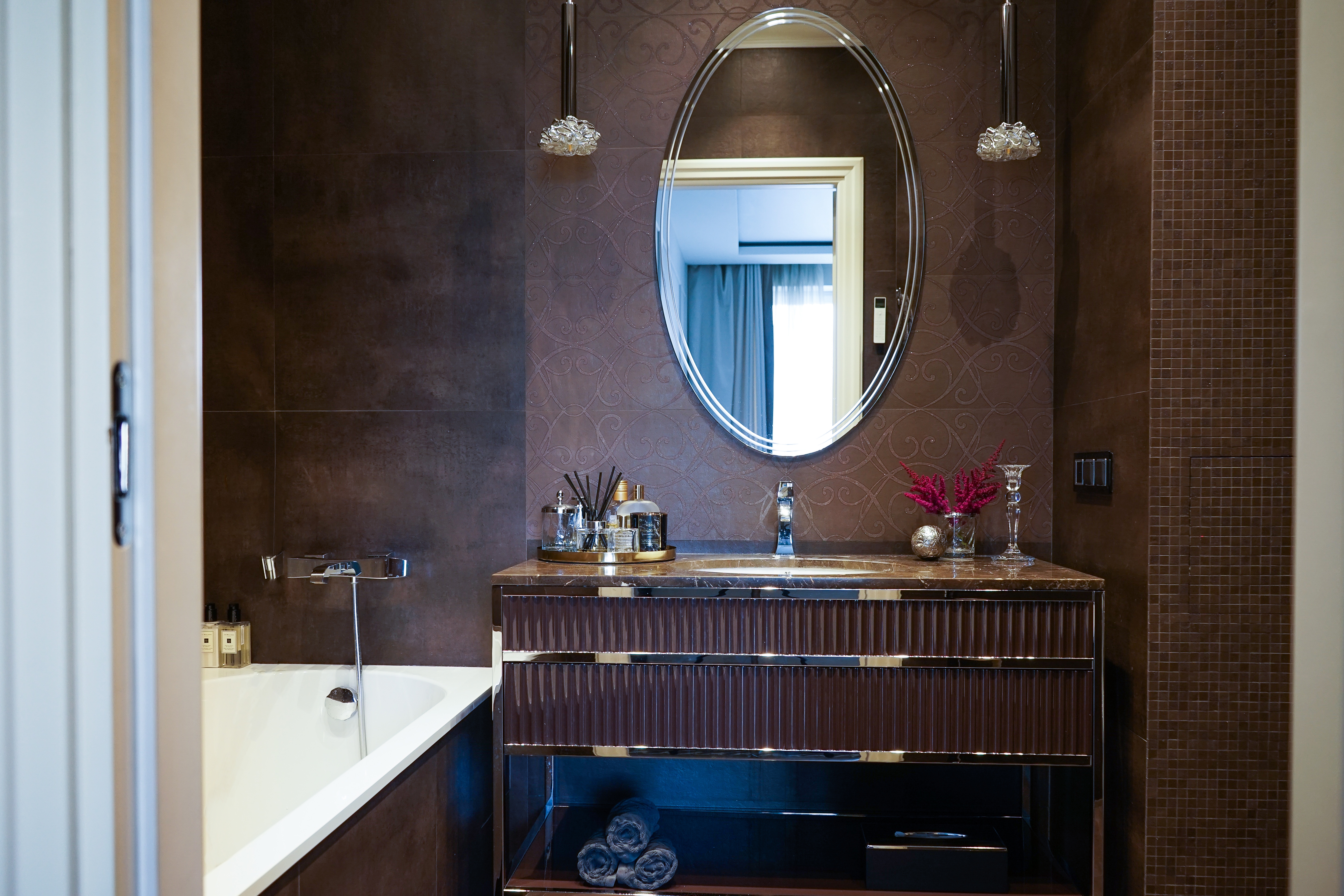 Квартира для приемов в стиле ар-деко для молодой семейной пары с ребенком в стиле парижских салонов.