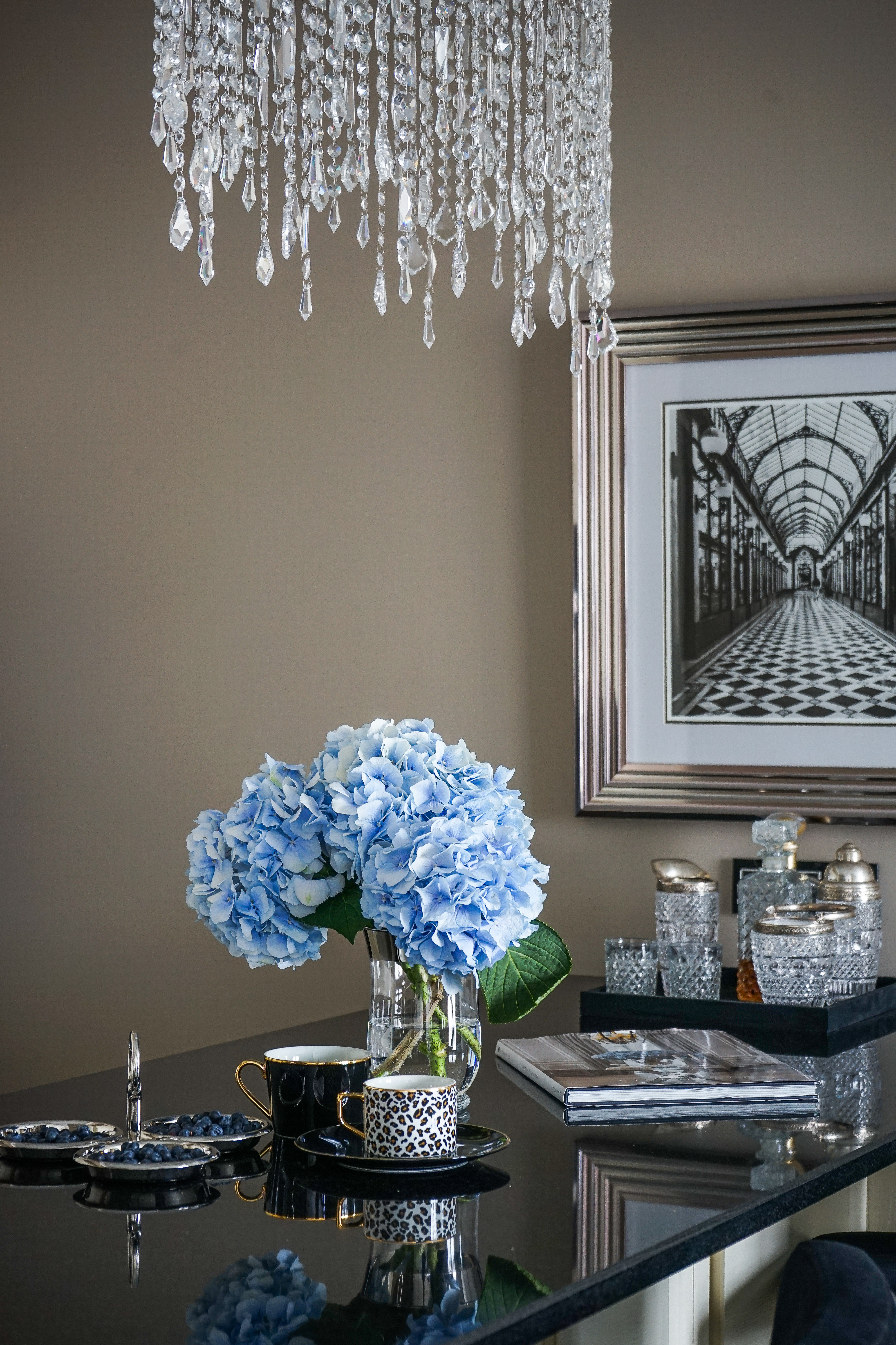 Квартира для приемов в стиле ар-деко для молодой семейной пары с ребенком в стиле парижских салонов.