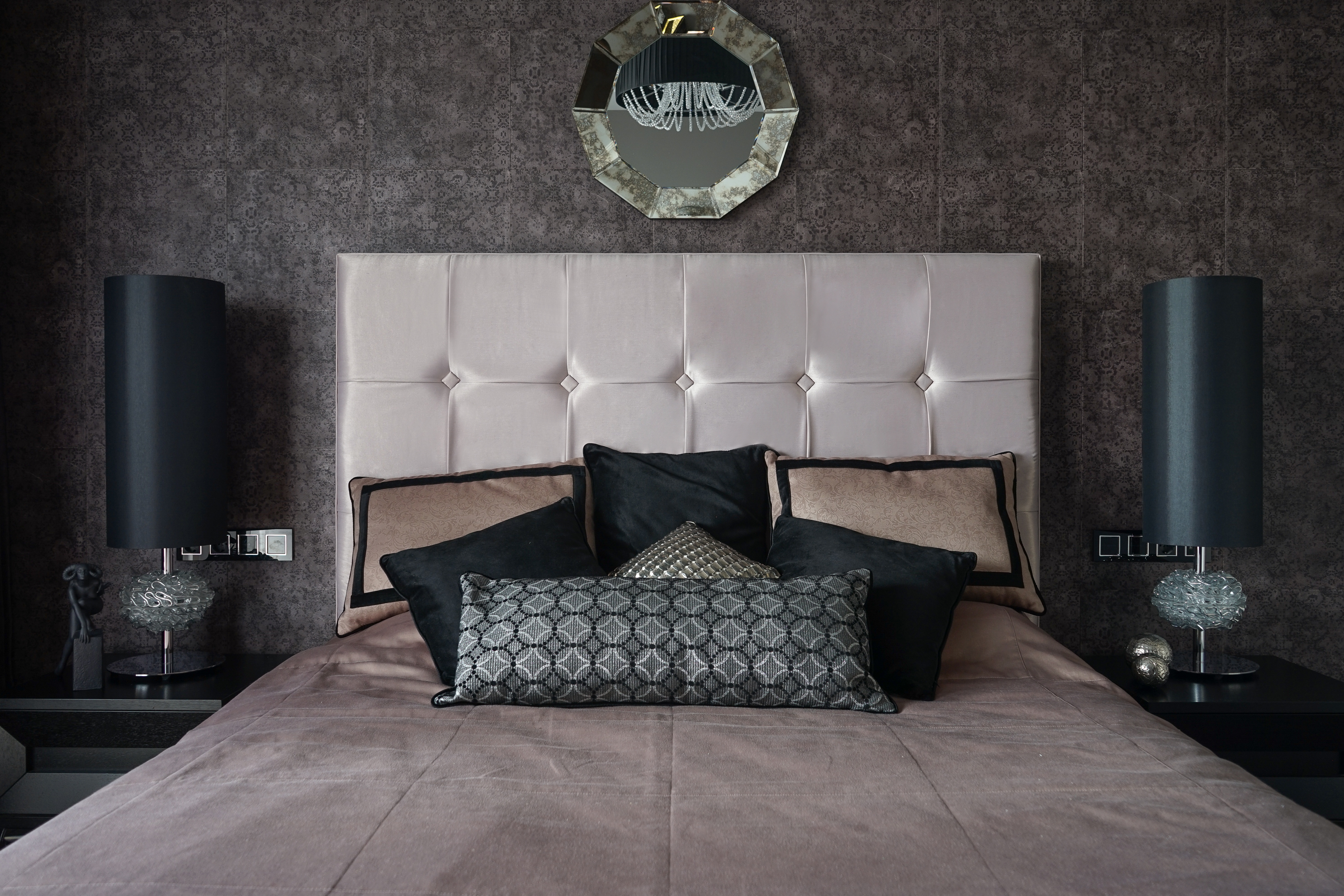 Квартира для приемов в стиле ар-деко для молодой семейной пары с ребенком в стиле парижских салонов.