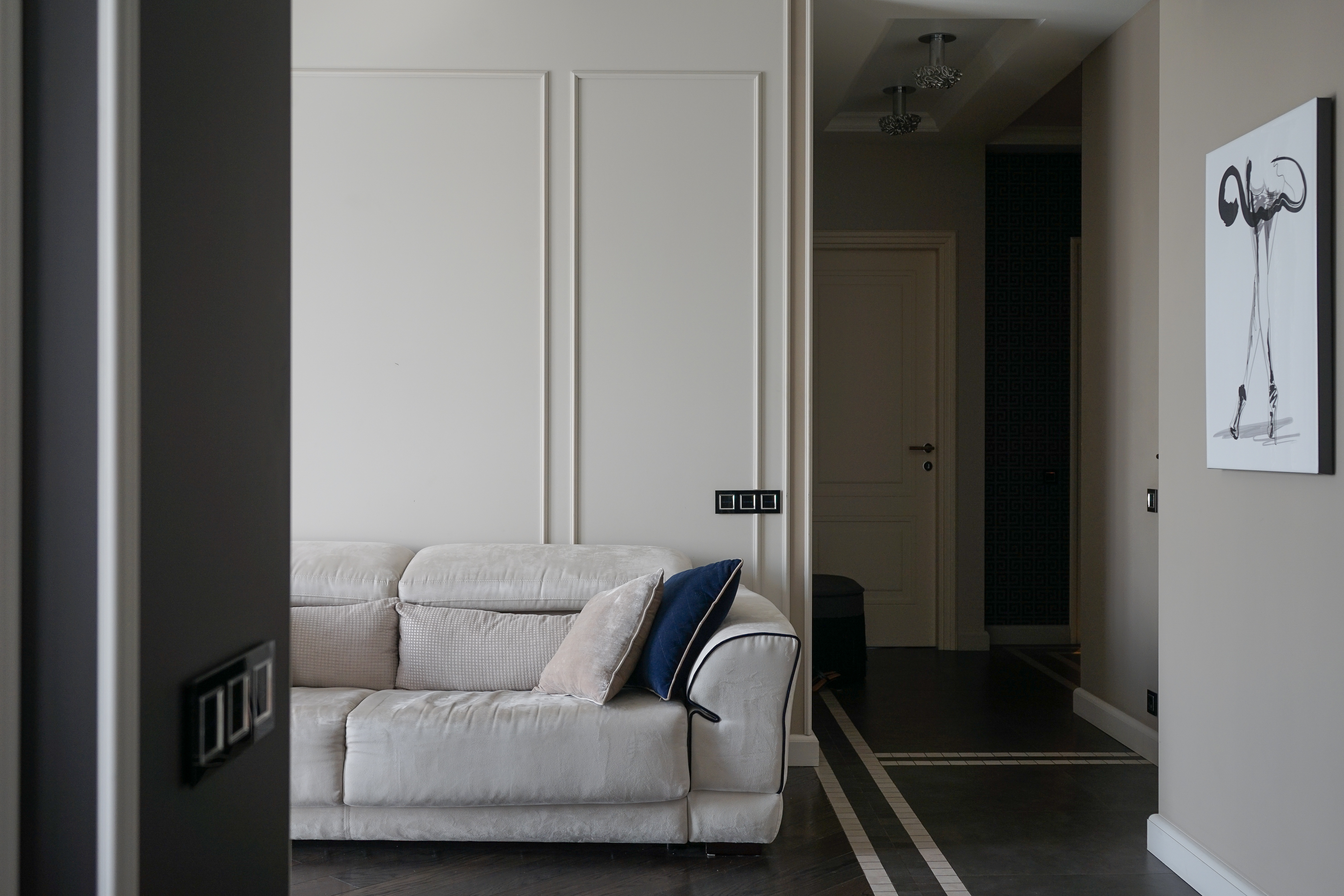 Квартира для приемов в стиле ар-деко для молодой семейной пары с ребенком в стиле парижских салонов.