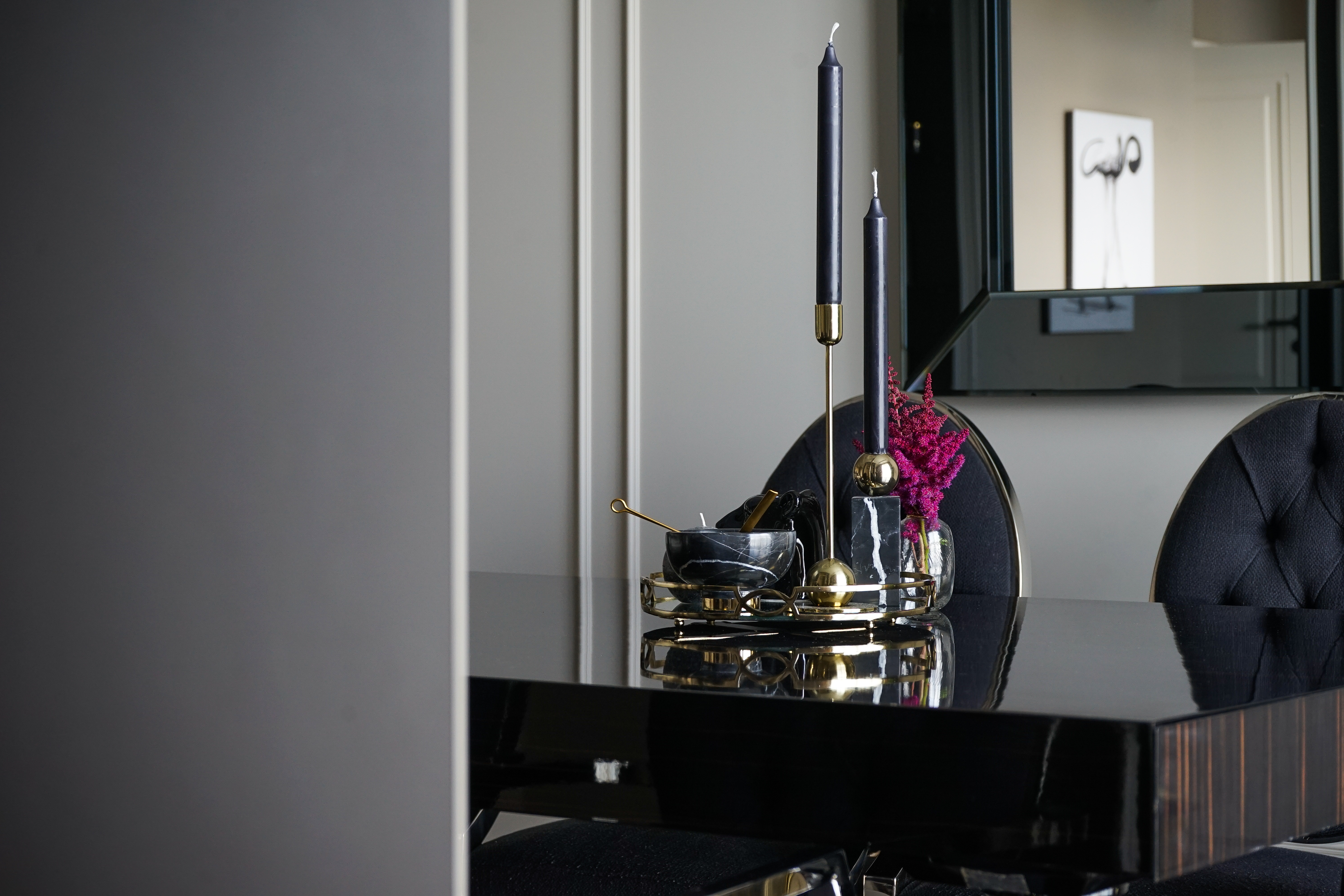 Квартира для приемов в стиле ар-деко для молодой семейной пары с ребенком в стиле парижских салонов.