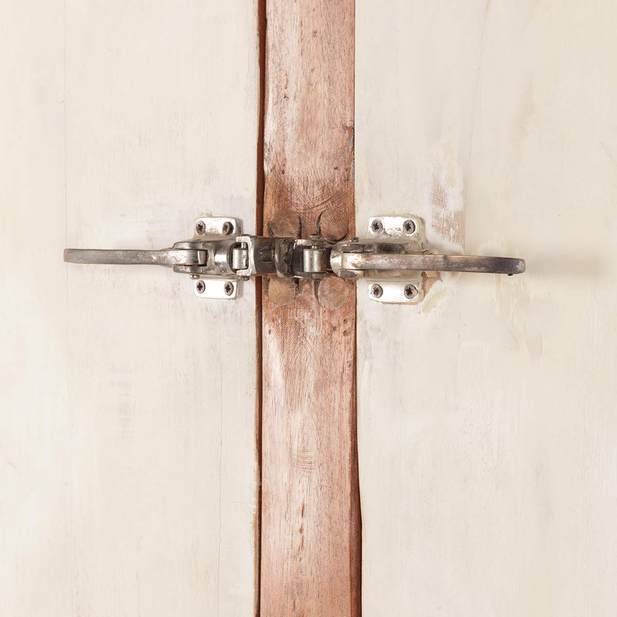 Буфет в винтажном стиле Saki