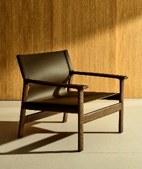 Кресло Jan из переработанной кожи темно-коричневого цвета и ясеня в ореховом цвете