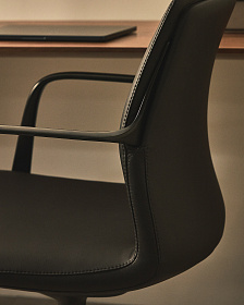 Офисный стул Nerlan из черной экокожи с черной алюминиевой рамой