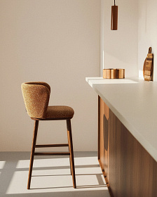 Барный стул Ciselia из терракотового шенилла с ножками из ясеня в отделке орех