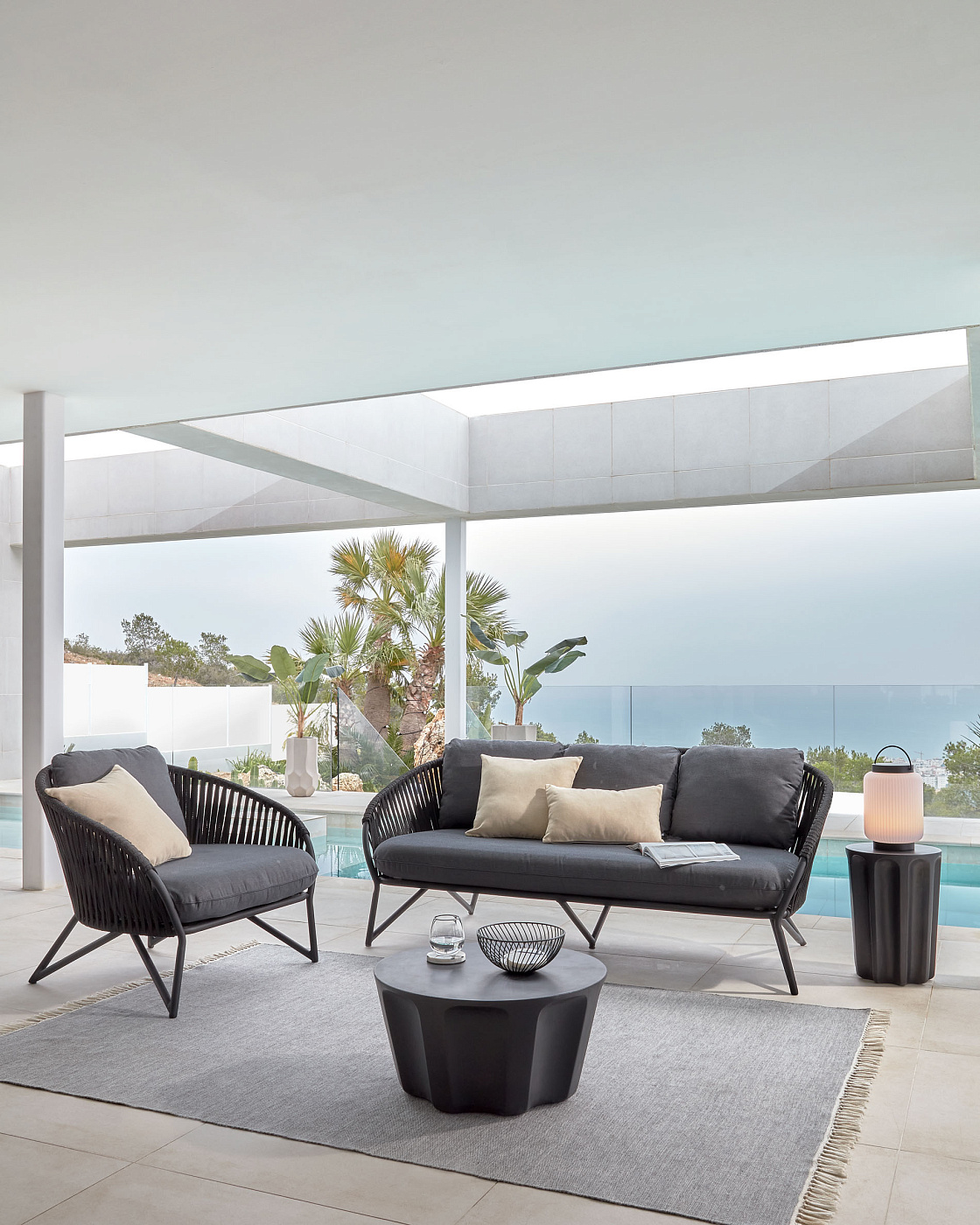 Круглый журнальный столик Vilandra из бетона для улицы