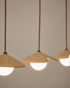 Подвесной светильник из дуба Wilara с 3 белыми шарами из дымчатого стекла