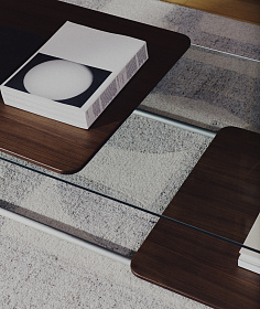 Журнальный столик Tarsel из закаленного стекла с подносом из орехового шпона