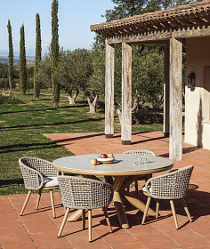 Уличный стол Mirtia из алюминия с отделкой под дерево и кремового спеченного камня 148 см