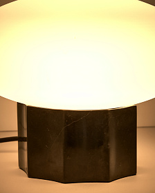 Настольная лампа Idela из тонированного стекла и черного мрамора, 26 см