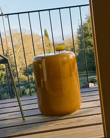 Уличный приставной столик Mesquida из керамики с горчичной глазурью 35 см