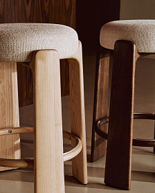 Granite Полубарный табурет из бежевого шенилла и массива ясеня в натуральной отделке 65 см