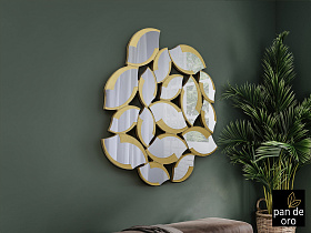 Зеркало Sandal из пластин с золотой отделкой 