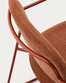 Стул Meli с подлокотниками из терракотовой шенилли с терракотовыми металлическими ножками