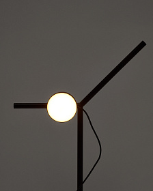 Настольная лампа Orey из черного металла с многопозиционным точечным светильником