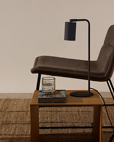 Настольная лампа Manie из металла с отделкой под черный чугун