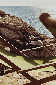 Складное кресло Vilara из акации для улицы салатового цвета