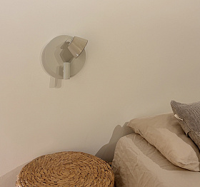 Настенный светильник Absidiola a moving reader withe-shaped RAL 9002 с бежевым керамическим плафоном