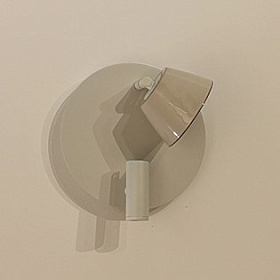 Настенный светильник Absidiola a moving reader withe-shaped RAL 9002 с бежевым керамическим плафоном