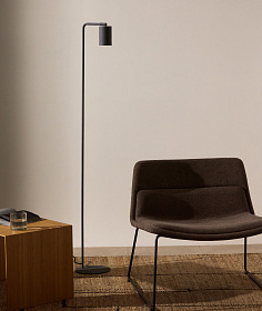 Напольный светильник Manie из металла с отделкой под черный чугун