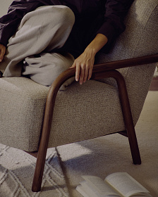 Кресло Sylo из бежевого шенилла и ясеня с отделкой цвета орех