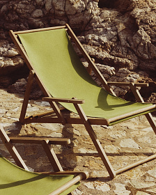 Складное кресло Vilara из акации для улицы салатового цвета