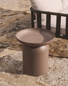 Уличный столик Arcola из алюминия таупе, диаметр 45 см