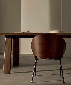 Стул Eamy из коричневой экокожи, ясеневого шпона с отделкой под орех и черного металла