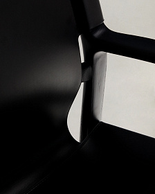 Стул Jan из переработанной кожи черного цвета и ясеня в черном цвете