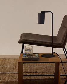 Настольная лампа Manie из металла с отделкой под черный чугун